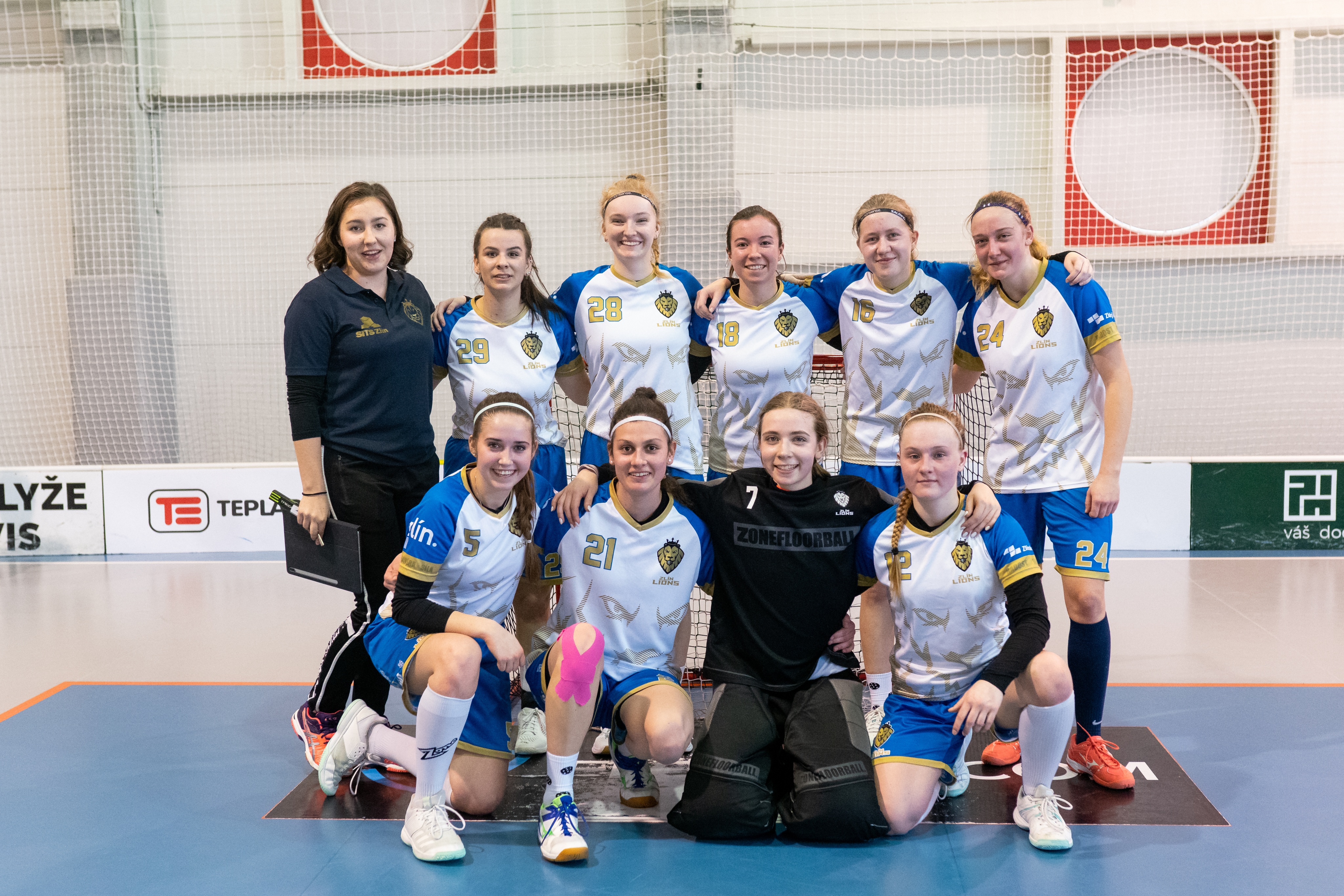 Lvice si poradily s buldočkami